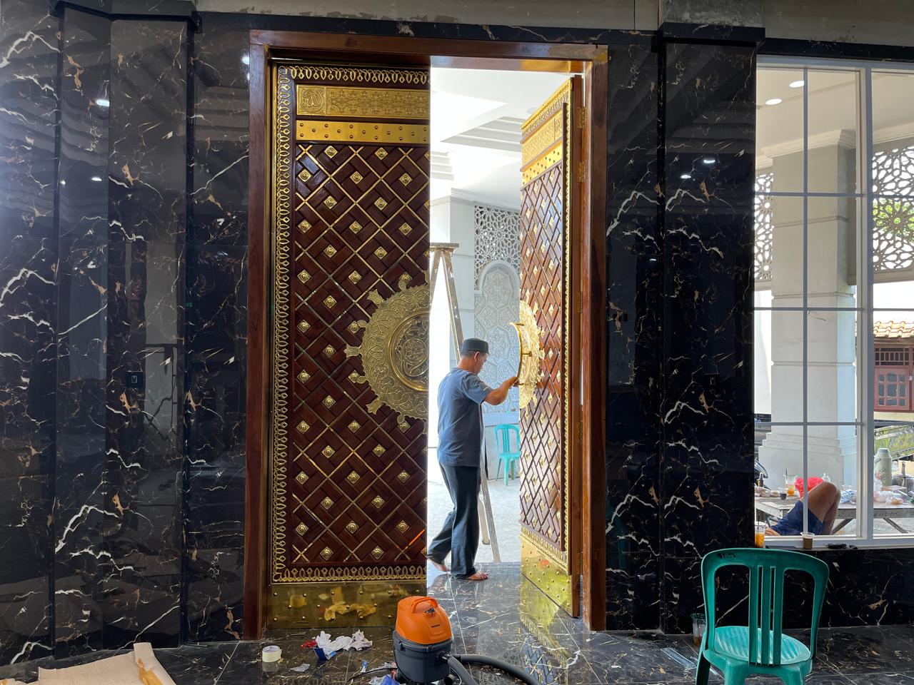 Pengrajin Pintu Masjid Nabawi