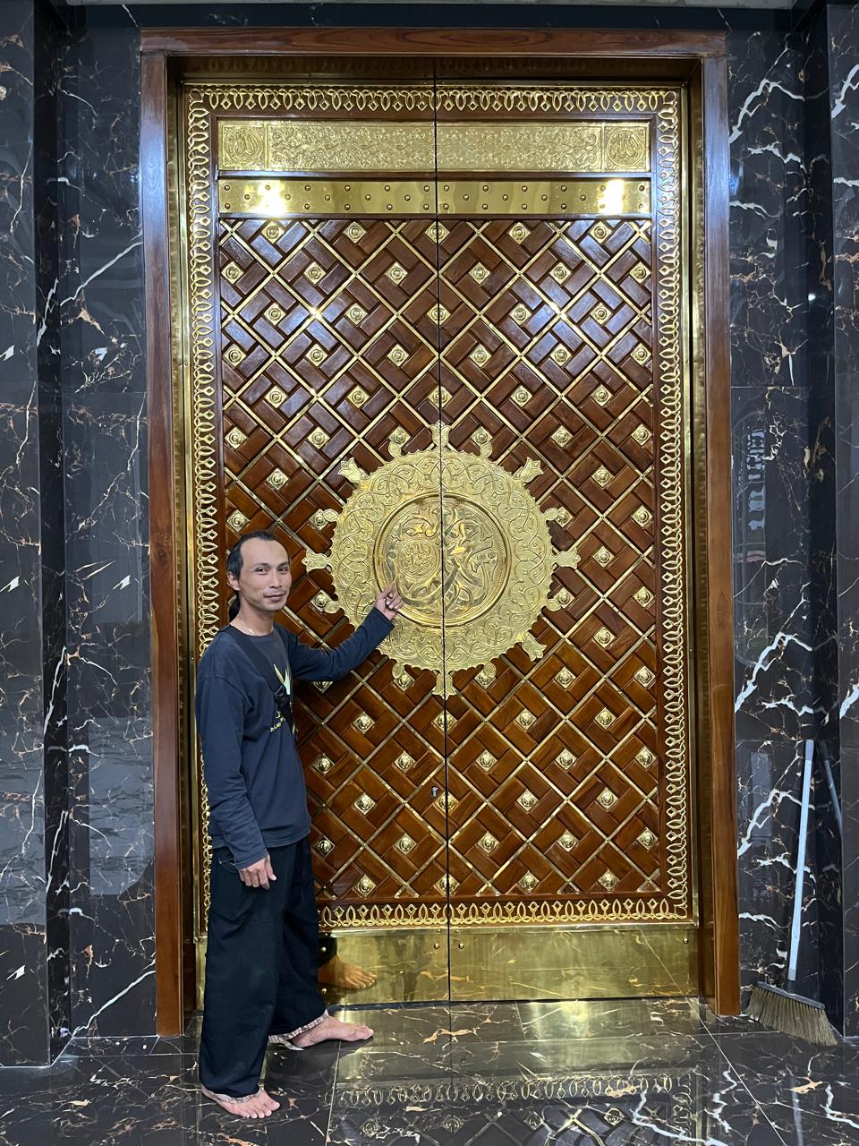 Replika Pintu Masjid Nabawi