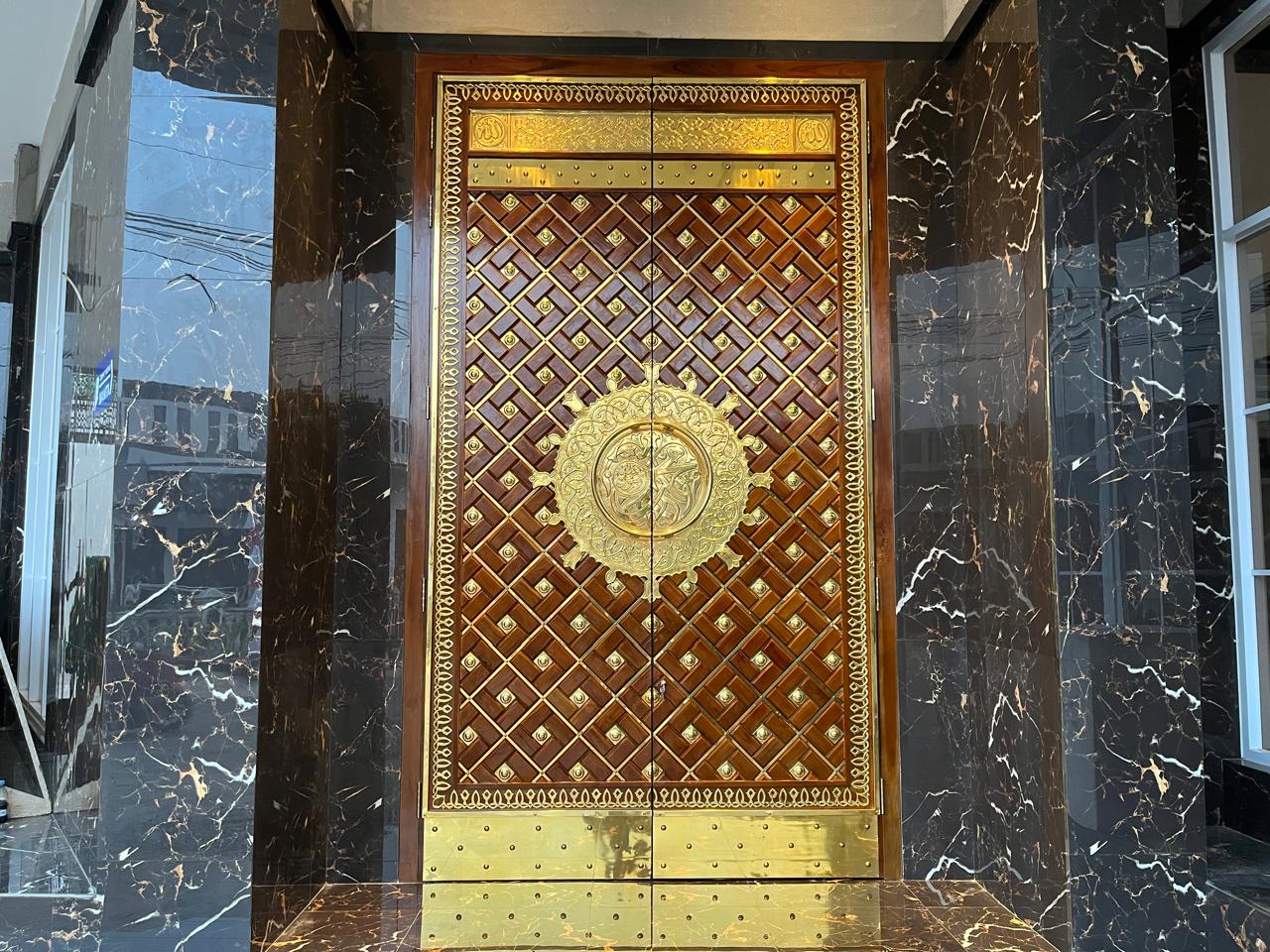 Replika Pintu Masjid Nabawi