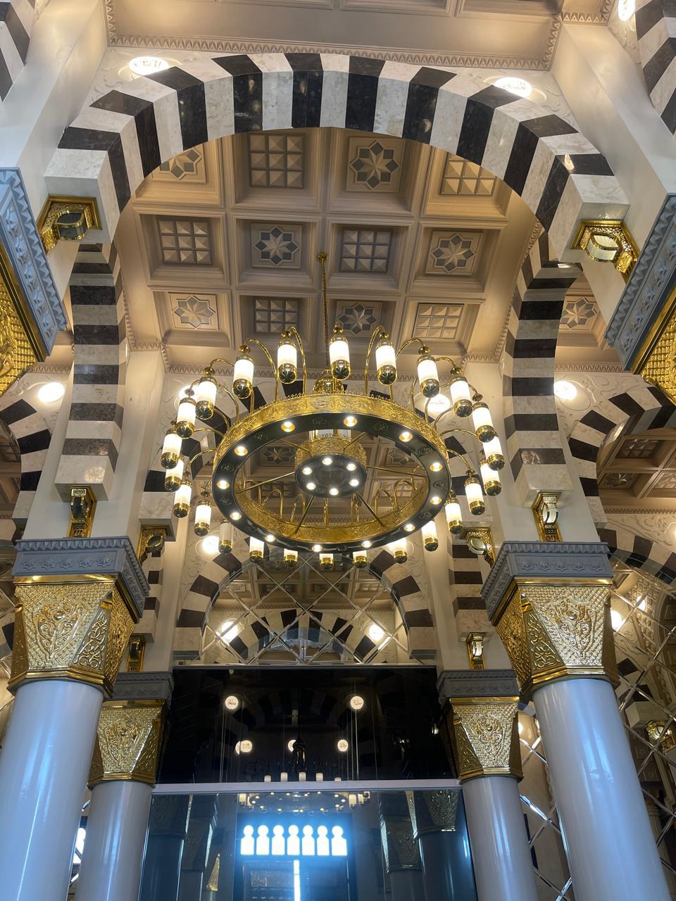 Pengrajin Lampu Hias Masjid