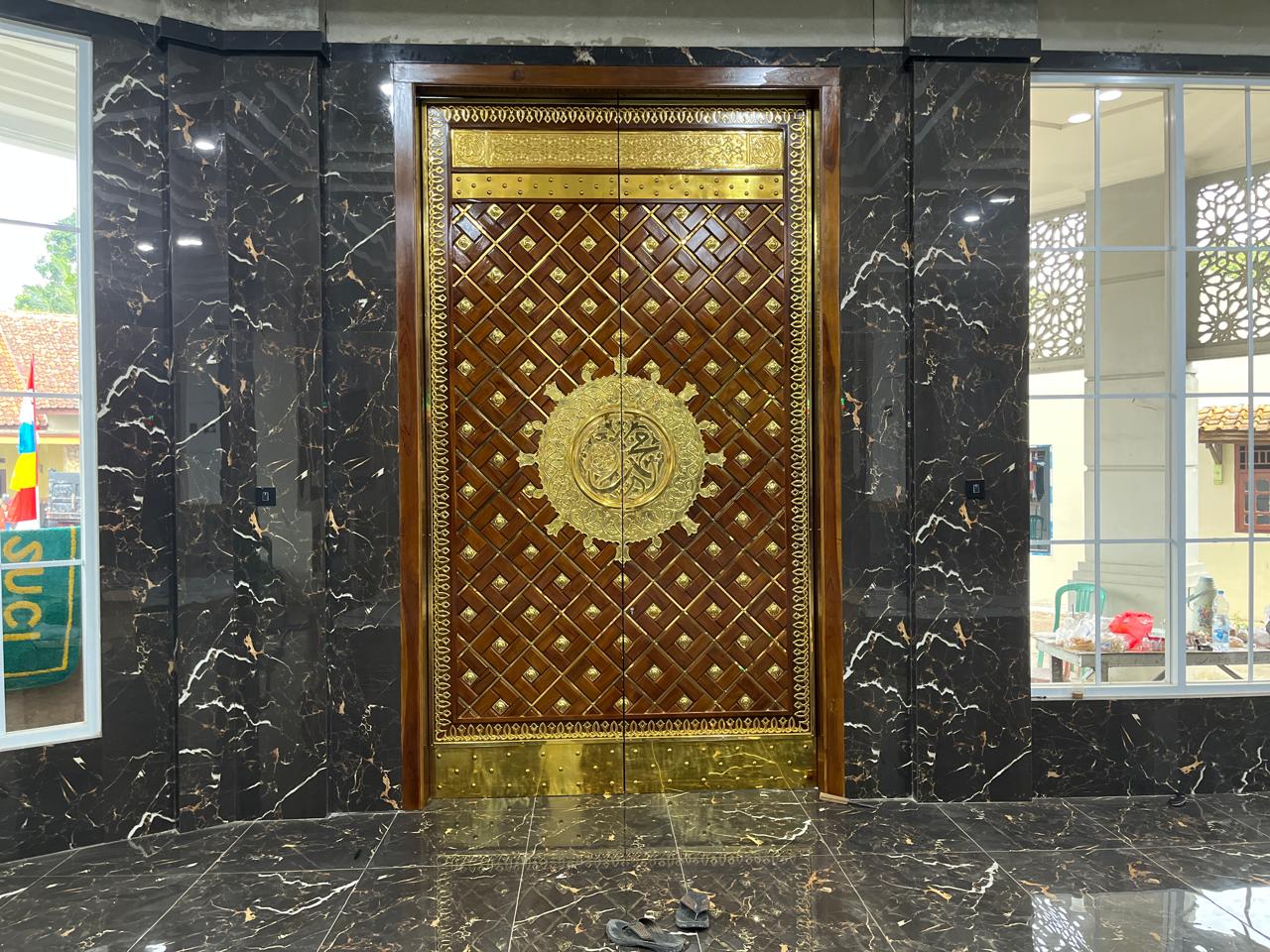 Pengrajin Pintu Nabawi Kuningan