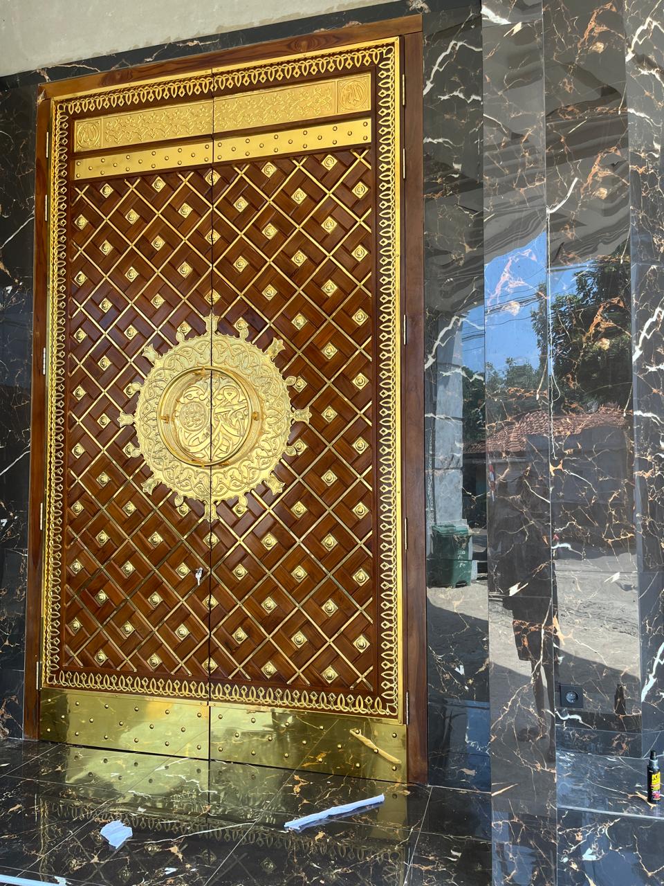 Pengrajin Pintu Nabawi Kuningan