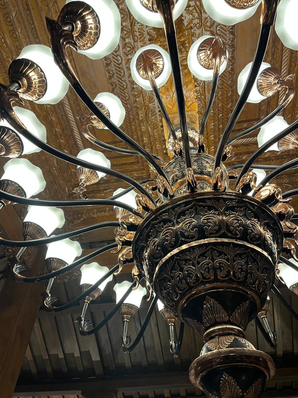 Pengrajin Lampu Gantung Joglo Tembaga