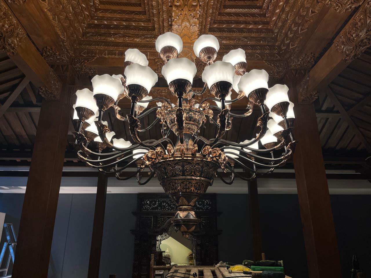 Pengrajin Lampu Gantung Joglo Tembaga
