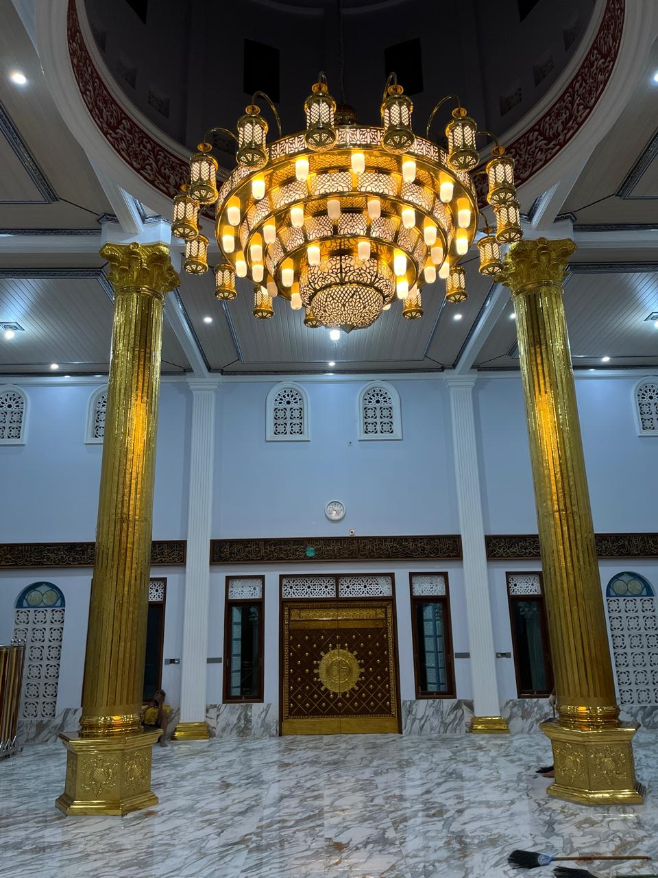lampu gantung masjid jakarta