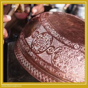 Potongan contoh logam tembaga diletakkan di halaman masjid