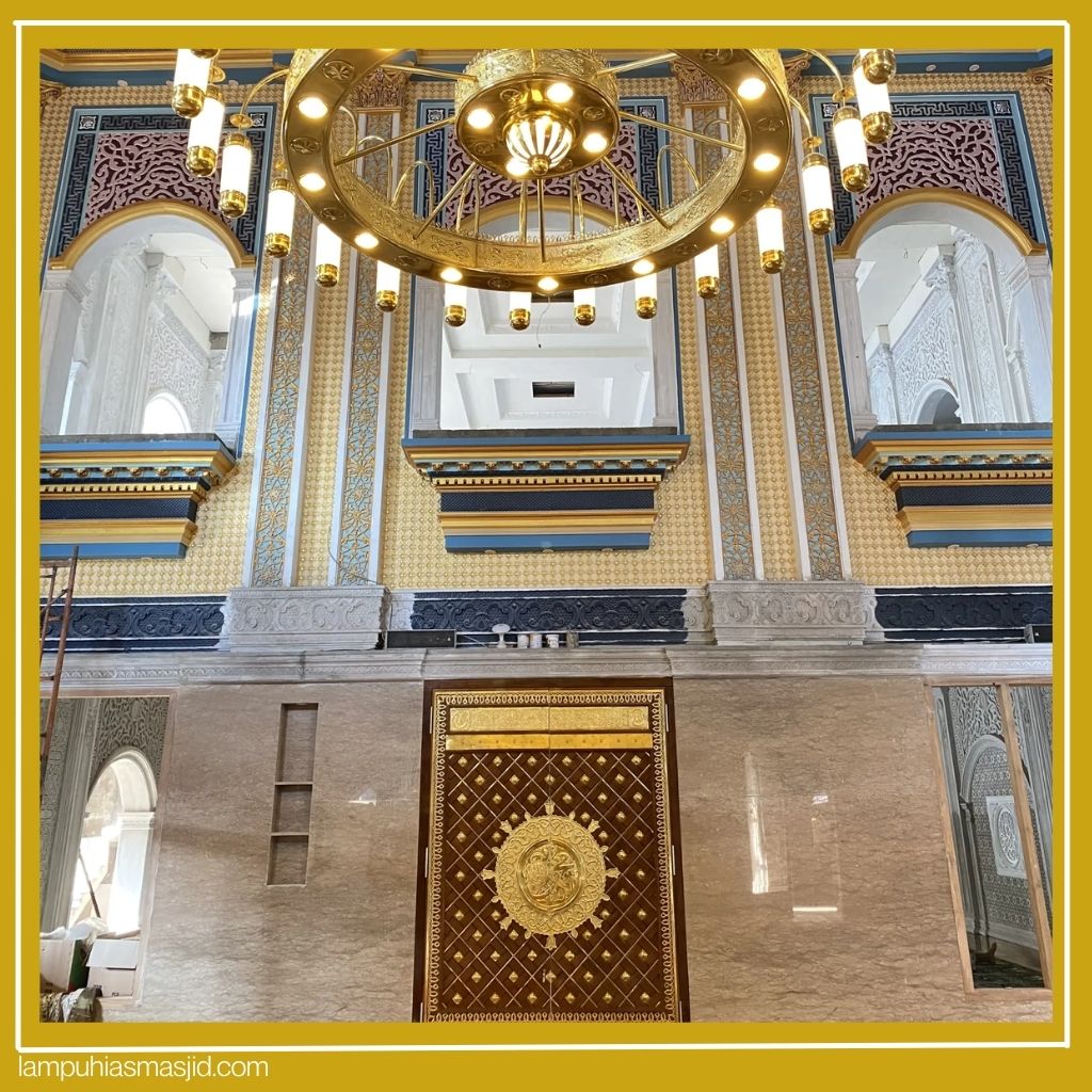 Kaligrafi dinding dan lampu gantung dalam satu ruang masjid