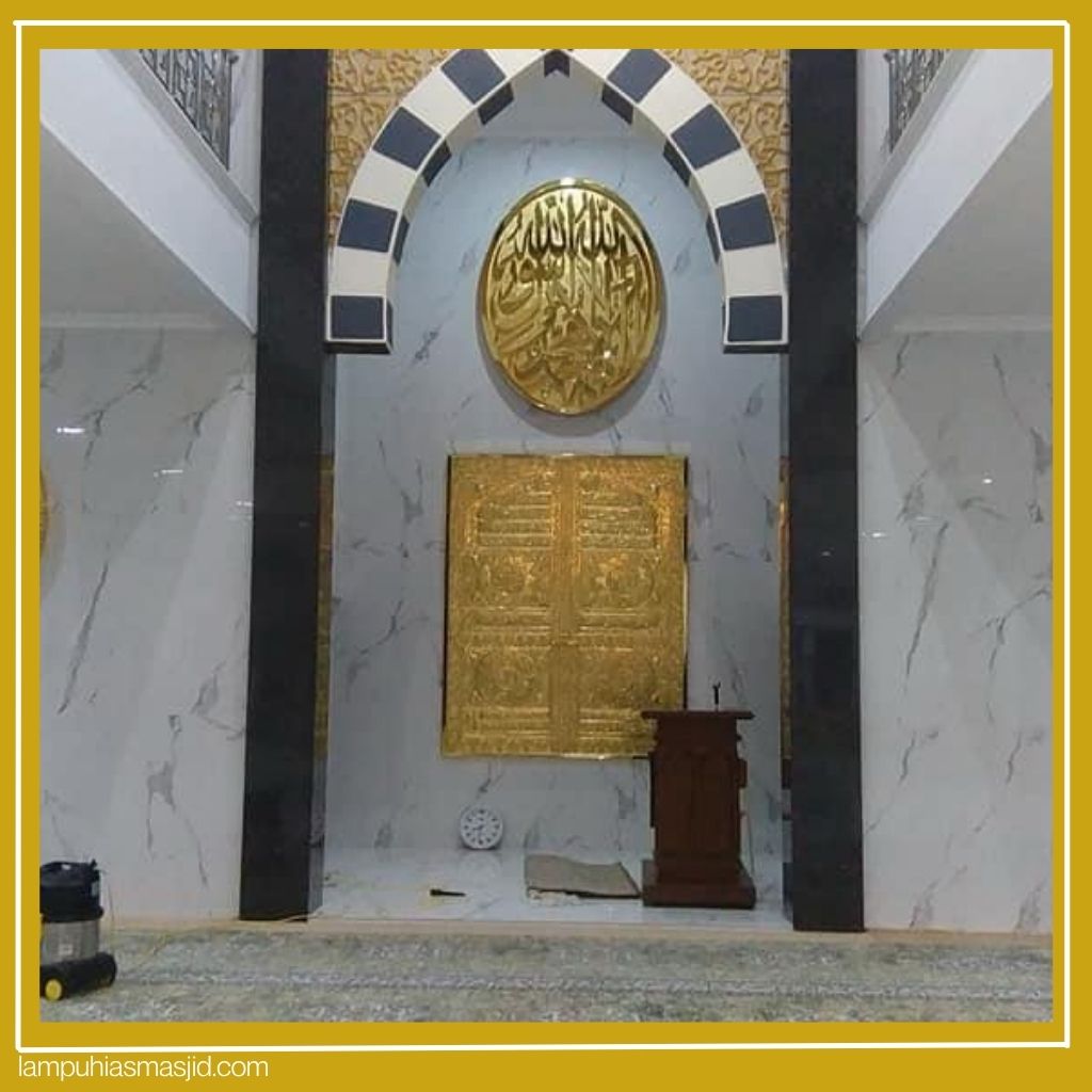 Kaligrafi di dinding masjid yang dilihat dari barisan saf