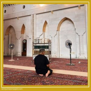 Lantai berkarpet dan rak mushaf di sudut ruang salat