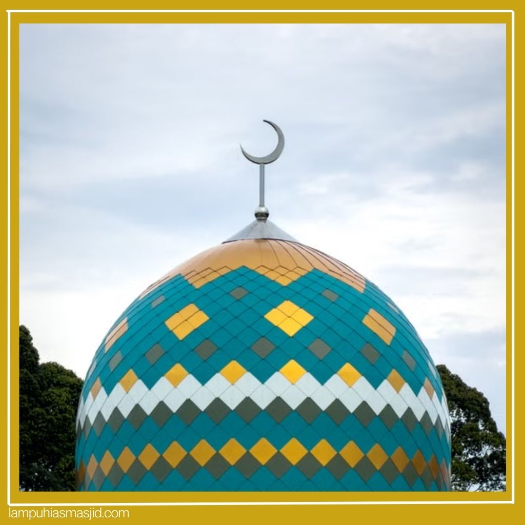 Kubah masjid yang lebar dan landai di atas atap melebar