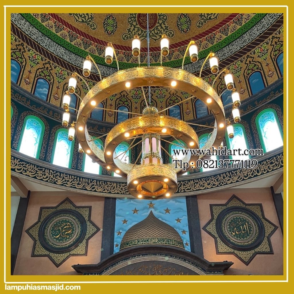 Lampu gantung masjid di ruang dengan mihrab dan kaligrafi