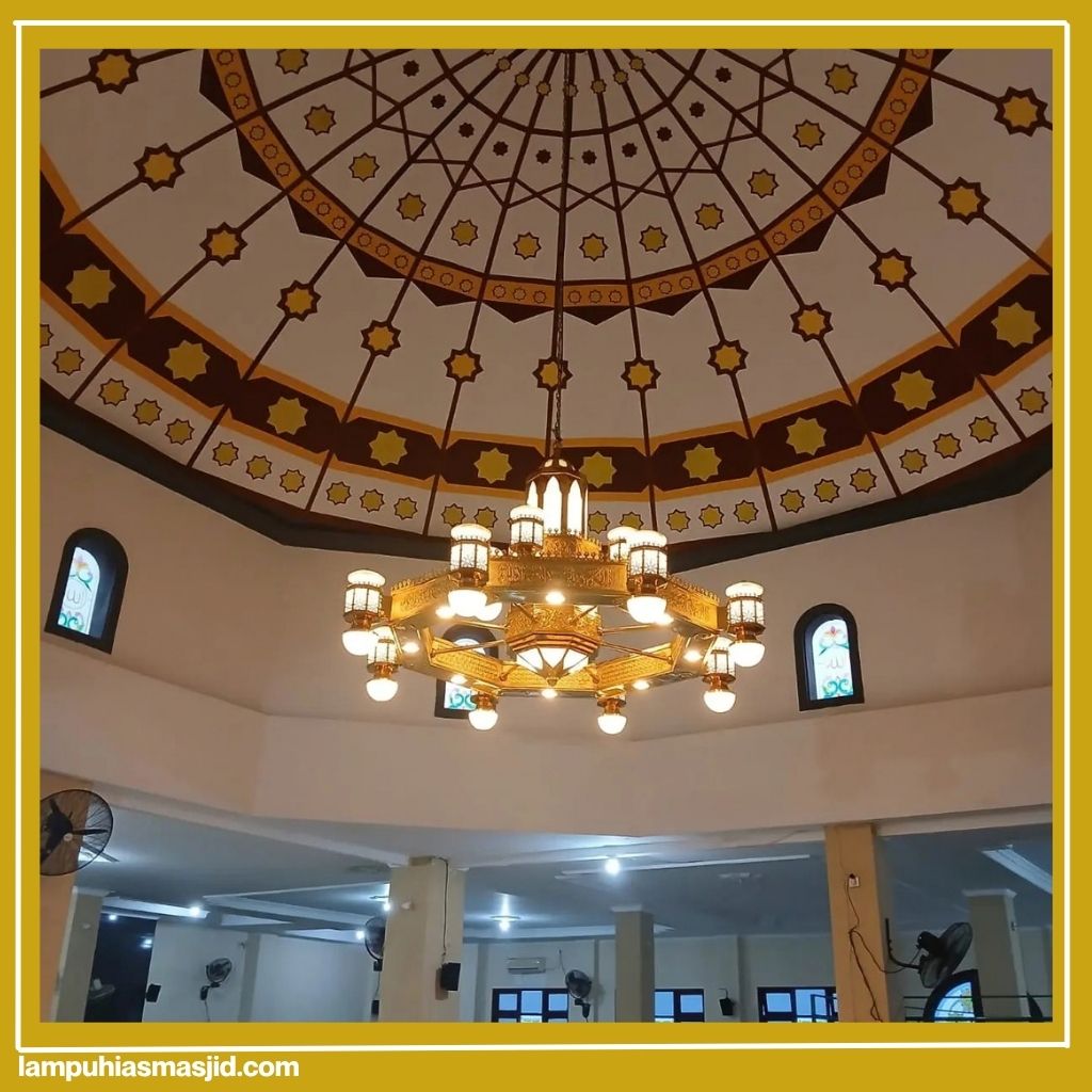 Lampu gantung masjid bergaya sederhana di bawah plafon berdinding polos