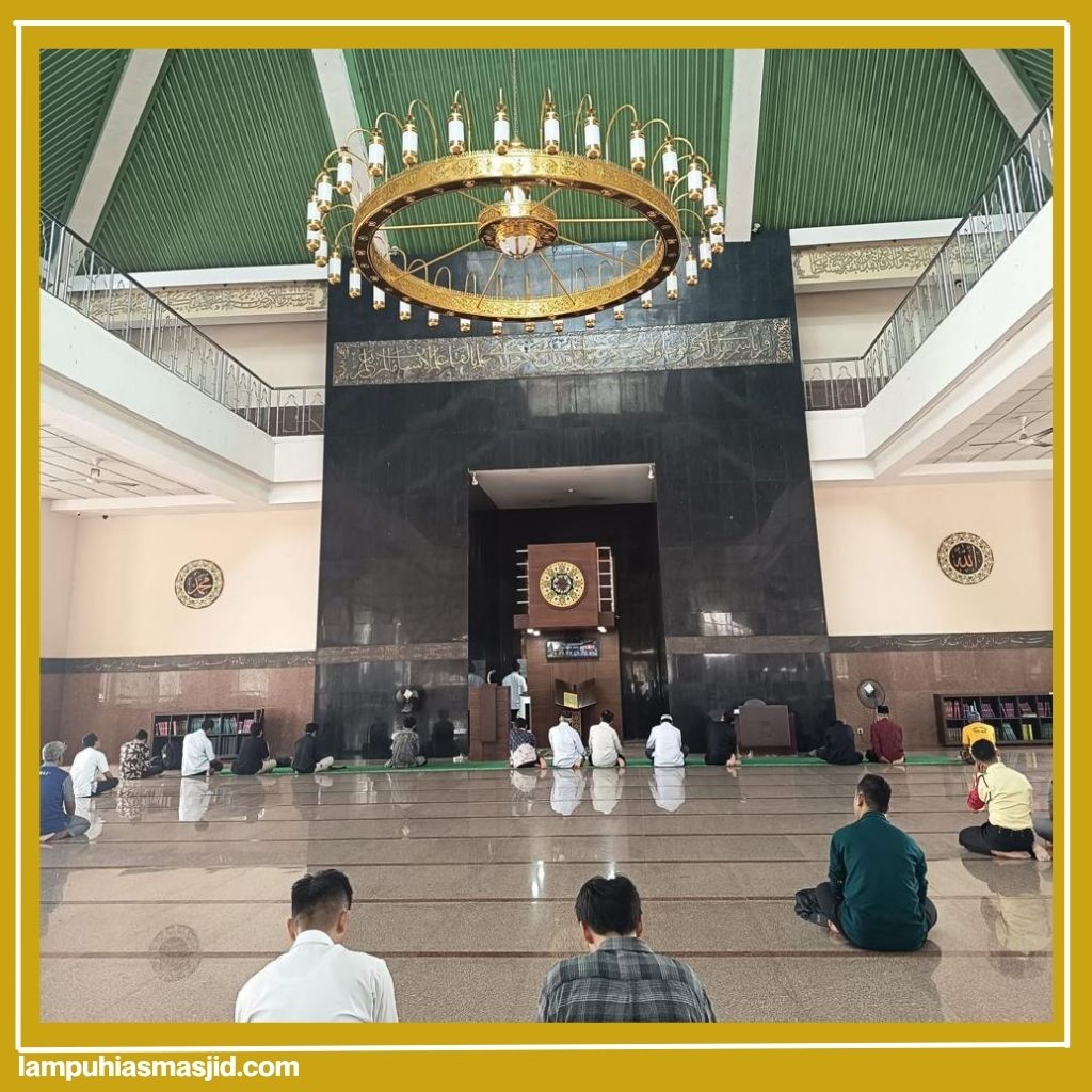 Lampu gantung di ruang utama masjid saat jemaah berkumpul