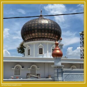Permukaan kubah masjid dengan lapisan warna dilihat dari dekat