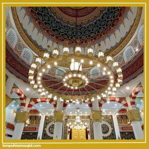 Plafon masjid dengan lampu gantung dilihat dari tengah ruangan