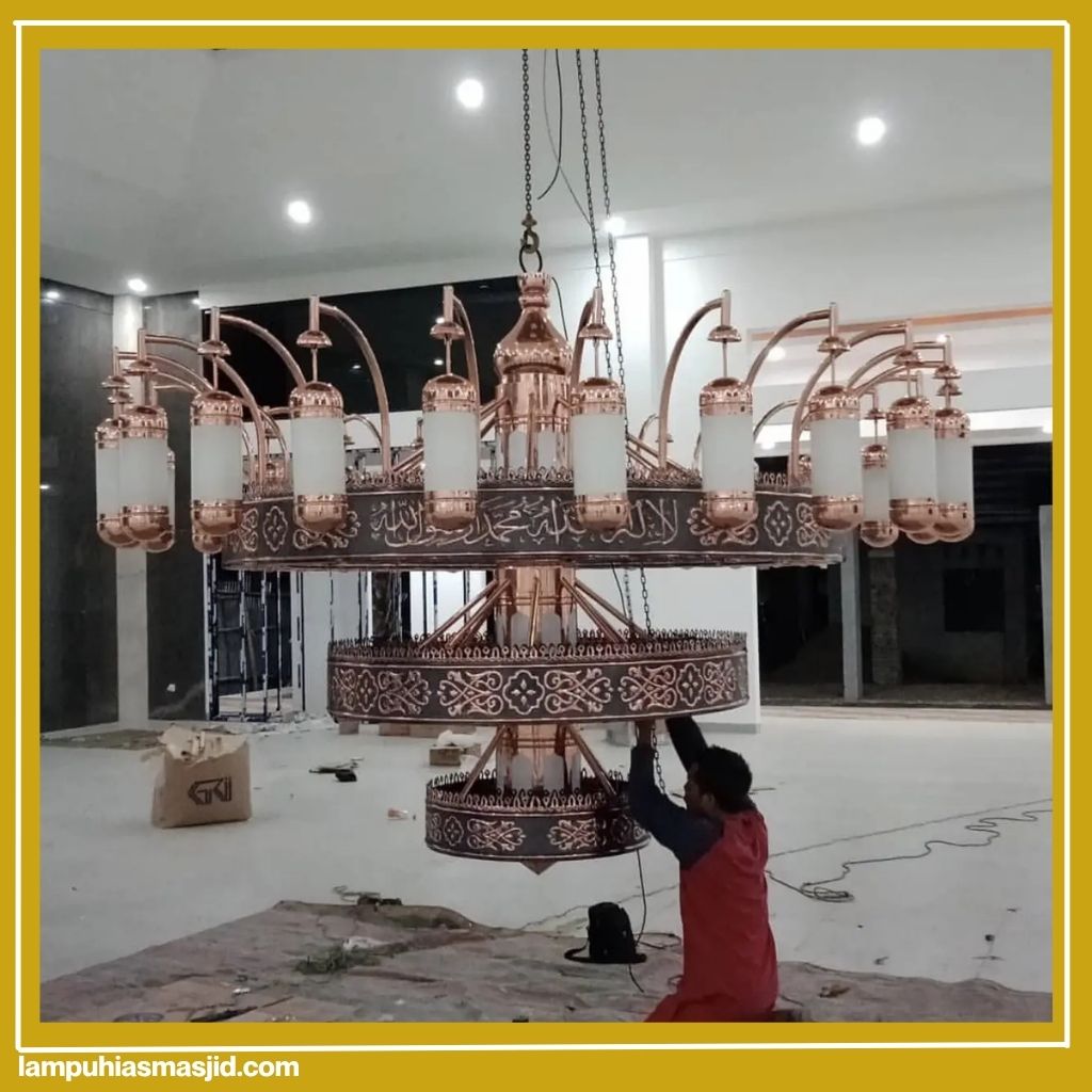 Proses pembuatan lampu masjid kuningan di workshop