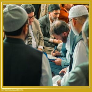 Pengurus masjid membandingkan gambar bentuk plafon